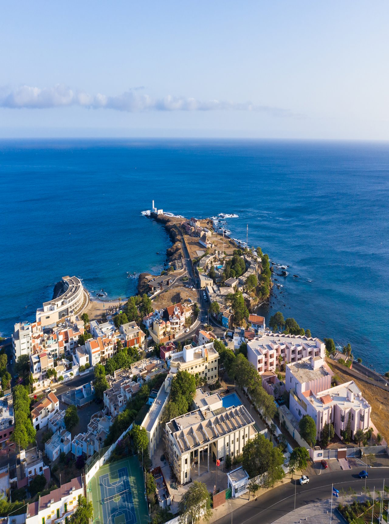 Vista aérea sobre la vibrante capital de Cabo Verde, la ciudad de Praia, que encanta con sus playas deslumbrantes.