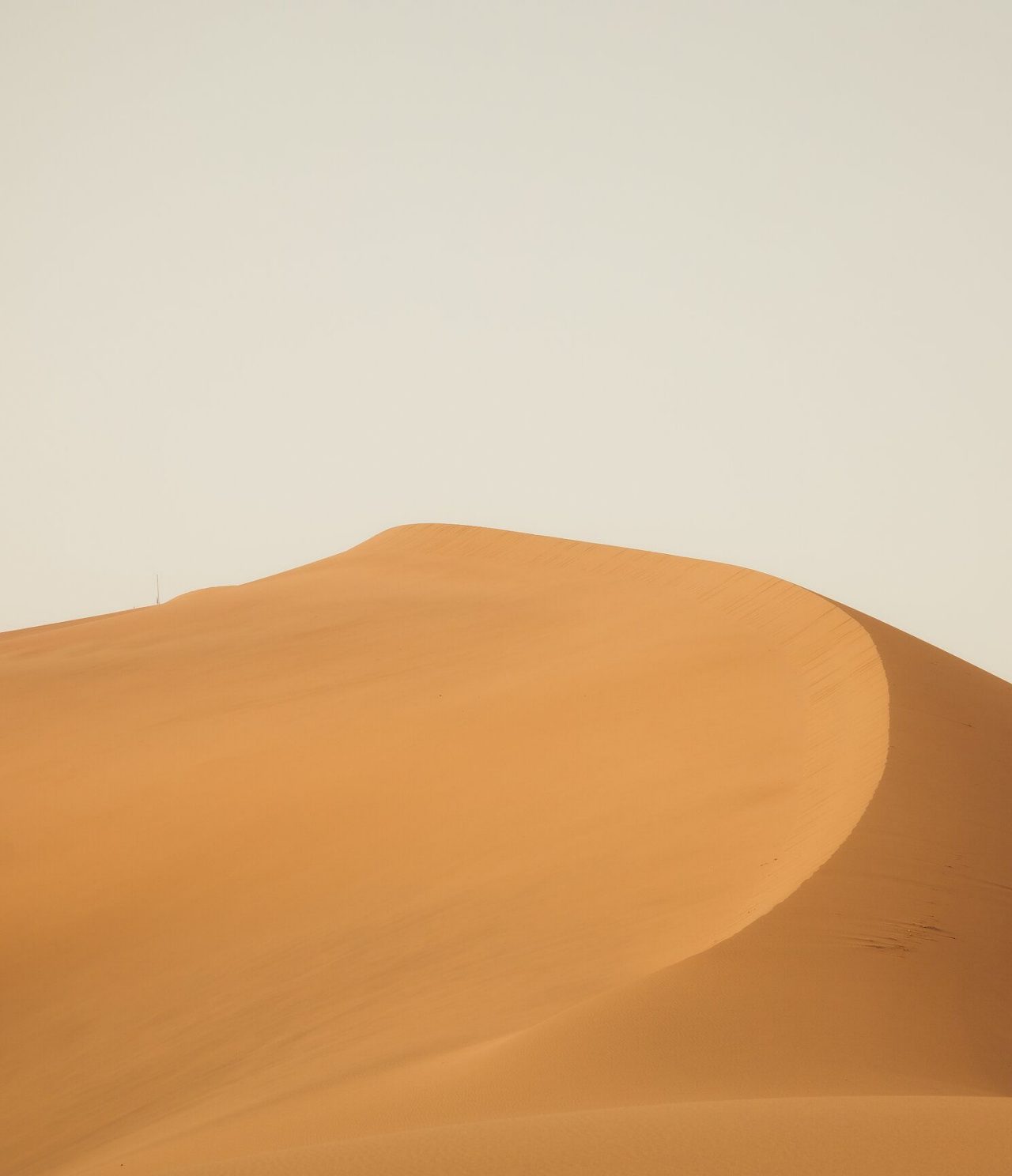 Gran duna de arena en el desierto cerca de Marrakech bajo un cielo nublado