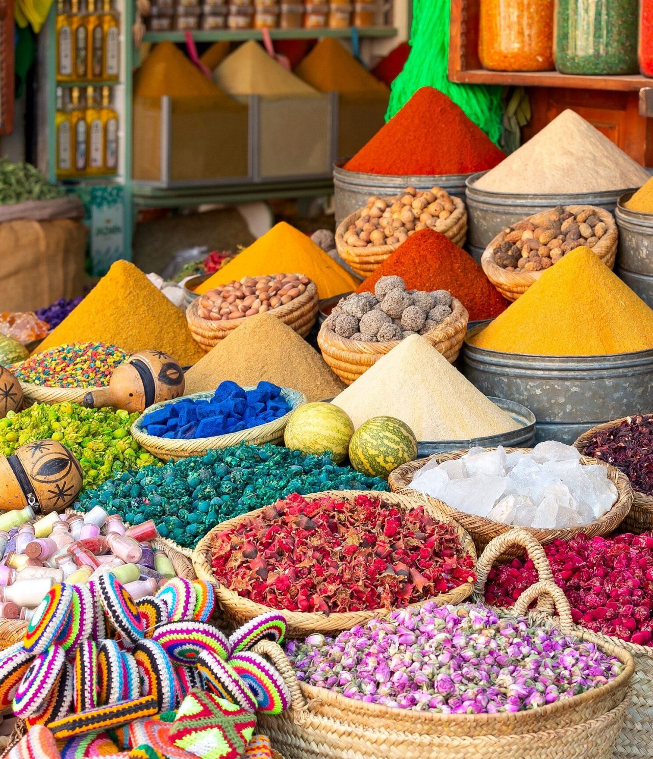 Mercado de especias con los colores más diversos en cestas de rafia y varios recuerdos