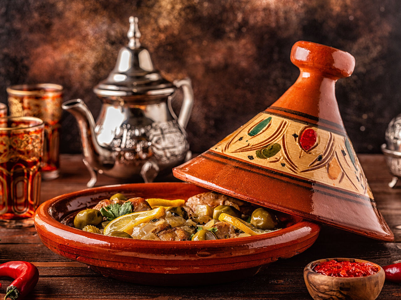 Servicio clásico marroquí con comida tradicional que puedes encontrar en el centro histórico de la ciudad