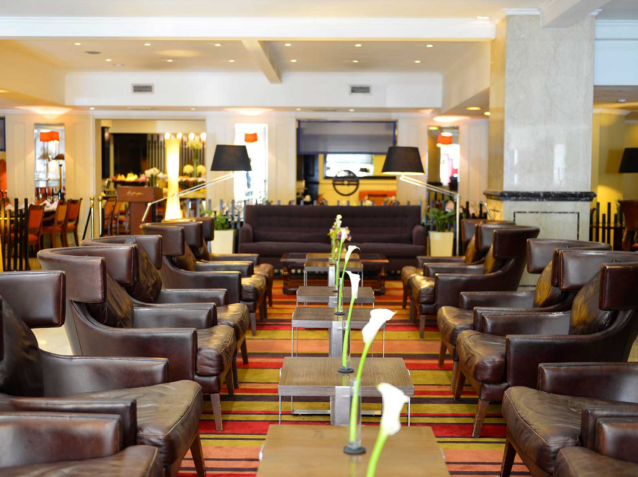 El bar Tango Bar, del Hotel en Buenos Aires, cuenta con un espacio cómodo con sillas para disfrutar de un cóctel