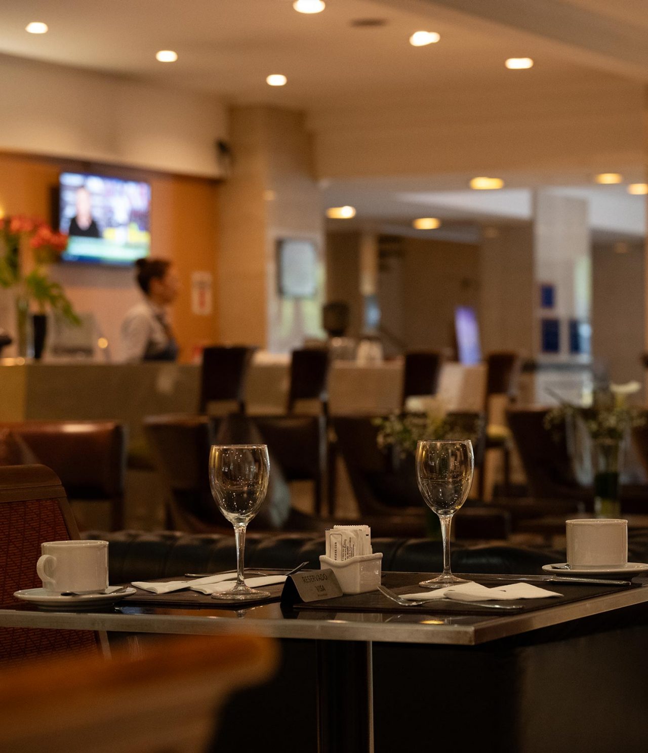Restaurante del Pestana Buenos Aires Hotel Premium en Buenos Aires con mesas preparadas y salón iluminado