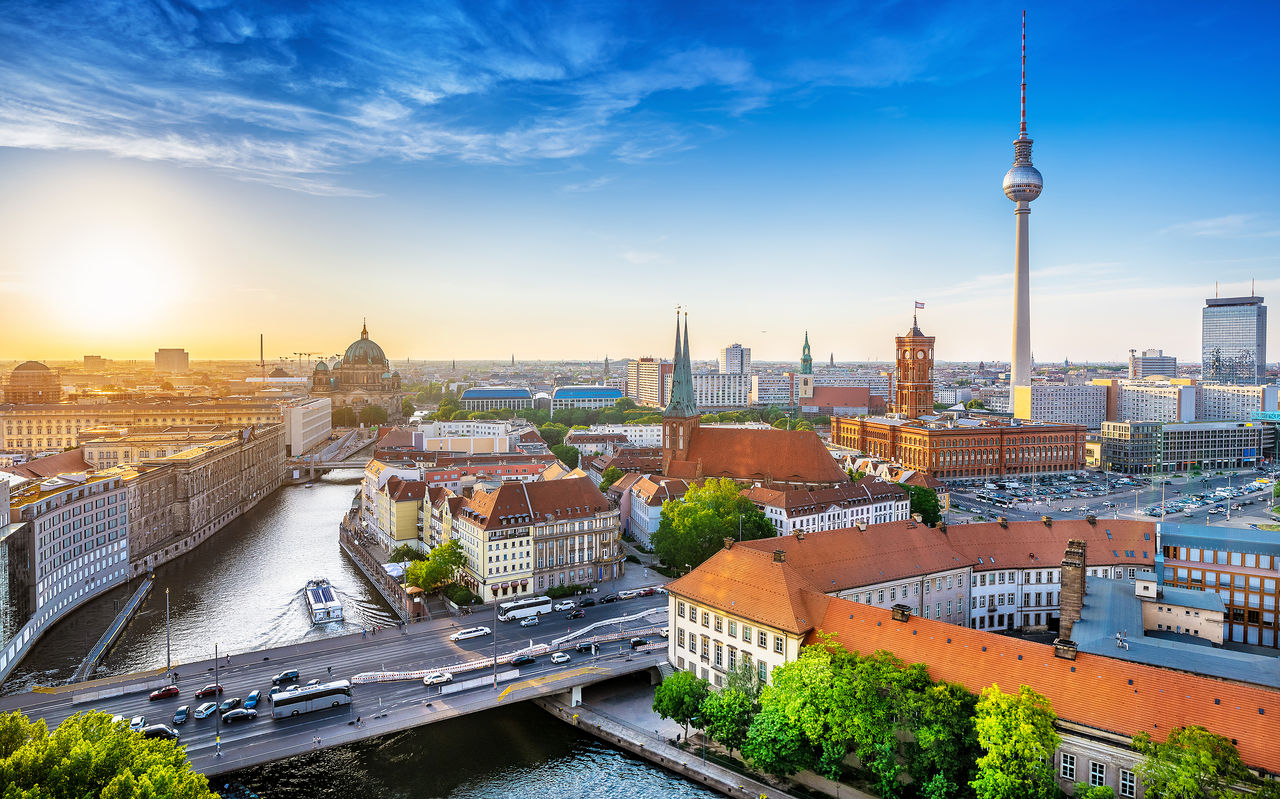 Explorá Hoteles en Berlín con una vista aérea de la torre de televisión, puentes y edificios históricos