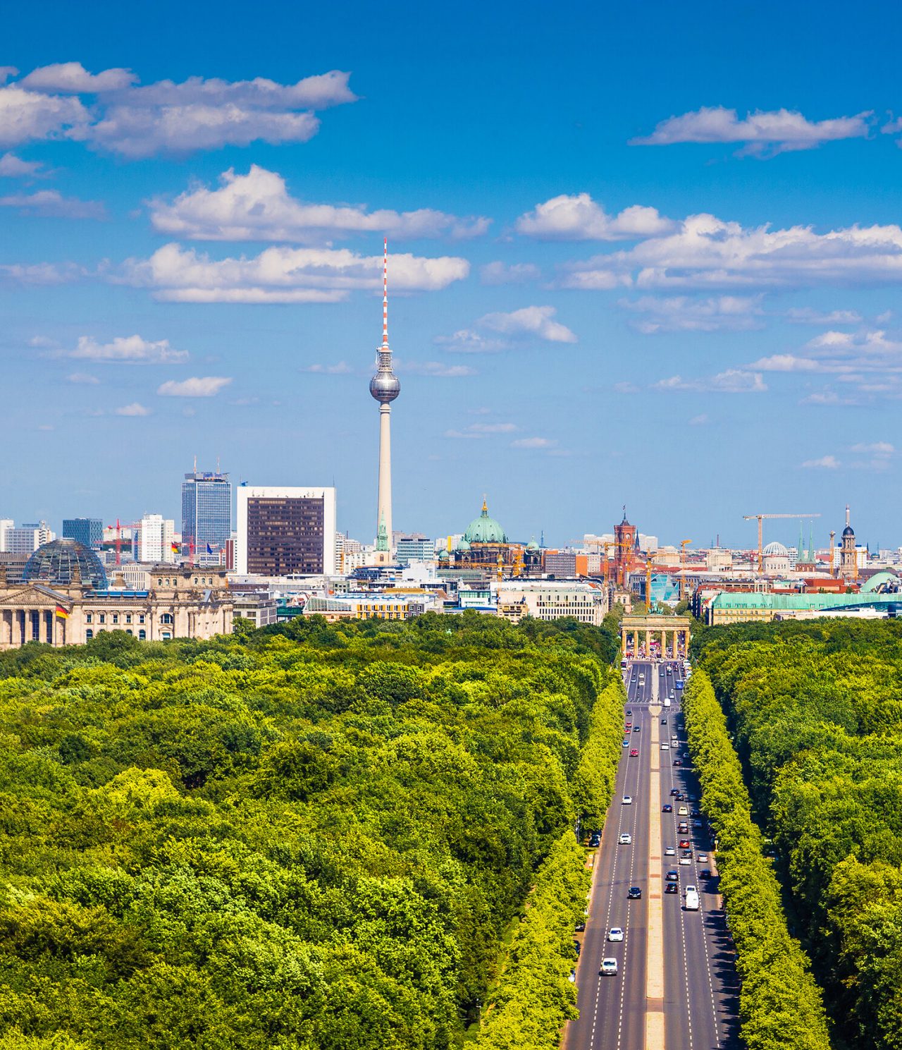 Explora Hoteles en Berlín con vistas a la avenida arbolada y la torre de televisión sobre el horizonte