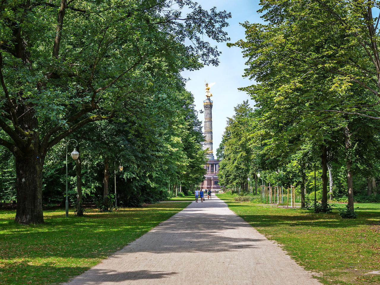 Explora Hoteles en Berlín con vistas a un sendero arbolado y la Columna de la Victoria entre jardines