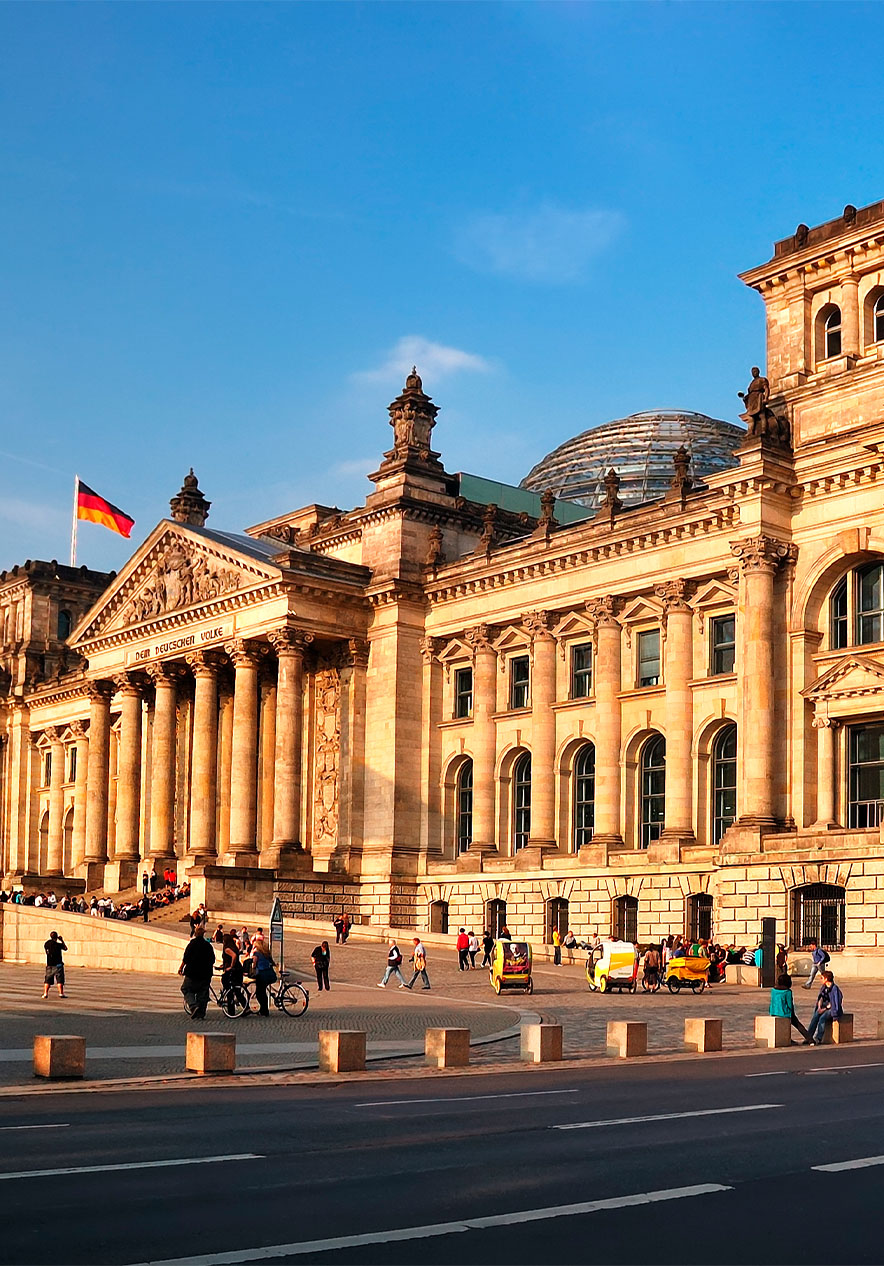 Edificio del Reichstag cerca de Pestana Berlin Tiergarten, Hotel de 4 Estrellas en Berlín con visitantes en la plaza