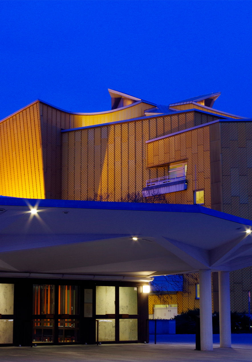 Filarmónica de Berlín iluminada al anochecer cerca de Pestana Berlin Tiergarten, Hotel de 4 Estrellas en Berlín