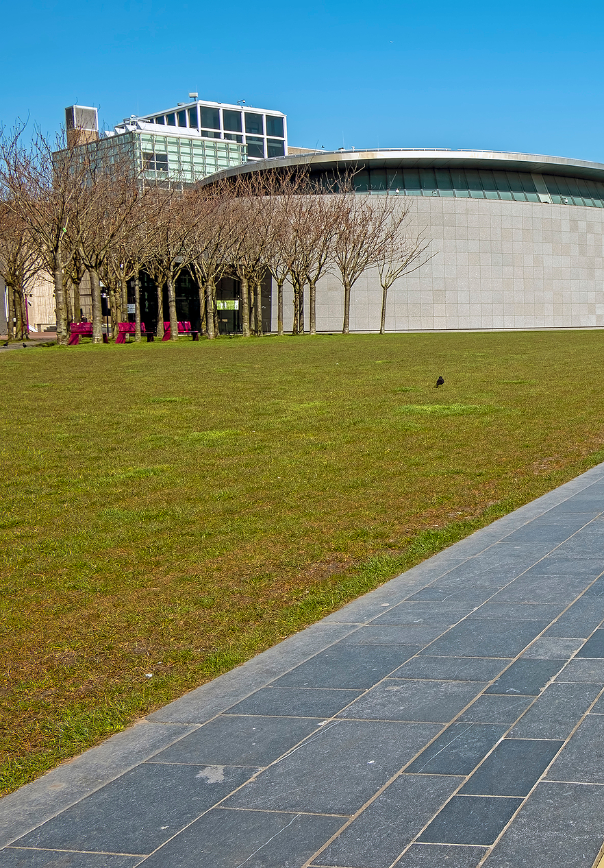 Fachada del Museo Van Gogh en un día soleado, con arquitectura clásica y un amplio césped