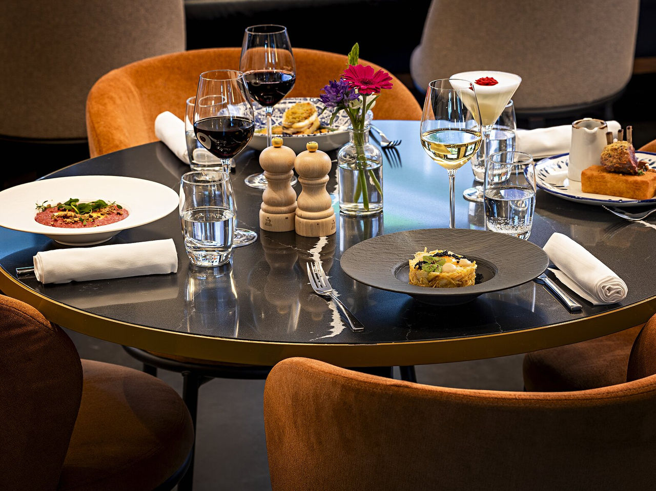El restaurante Archive, del Hotel 5 Estrellas en Ámsterdam, ofrece platos exquisitos, vinos y cócteles creativos