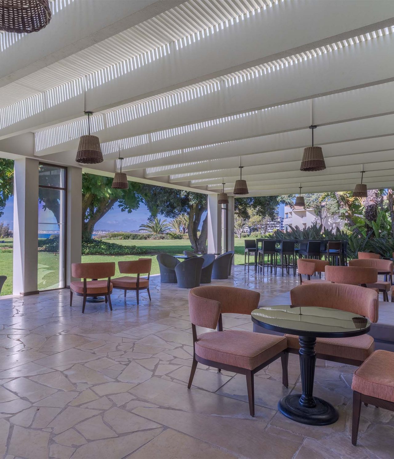 El bar D Henrique, del Hotel 5 Estrellas, cuenta con sofás y vistas al mar
