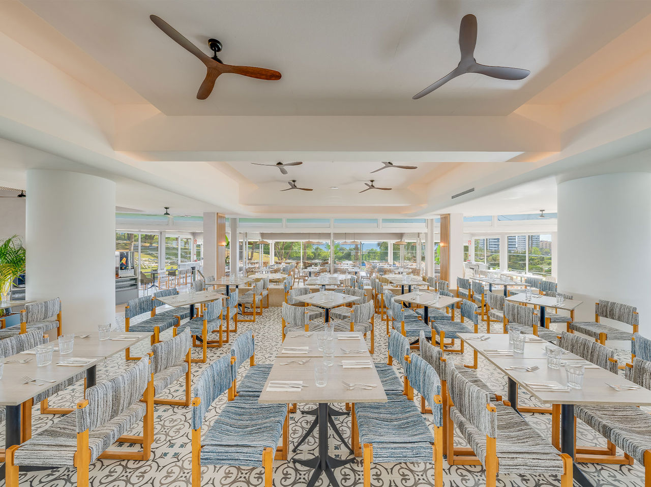 El restaurante Acqua, del Hotel Todo Incluido en el Algarve, tiene varias mesas para disfrutar de una comida