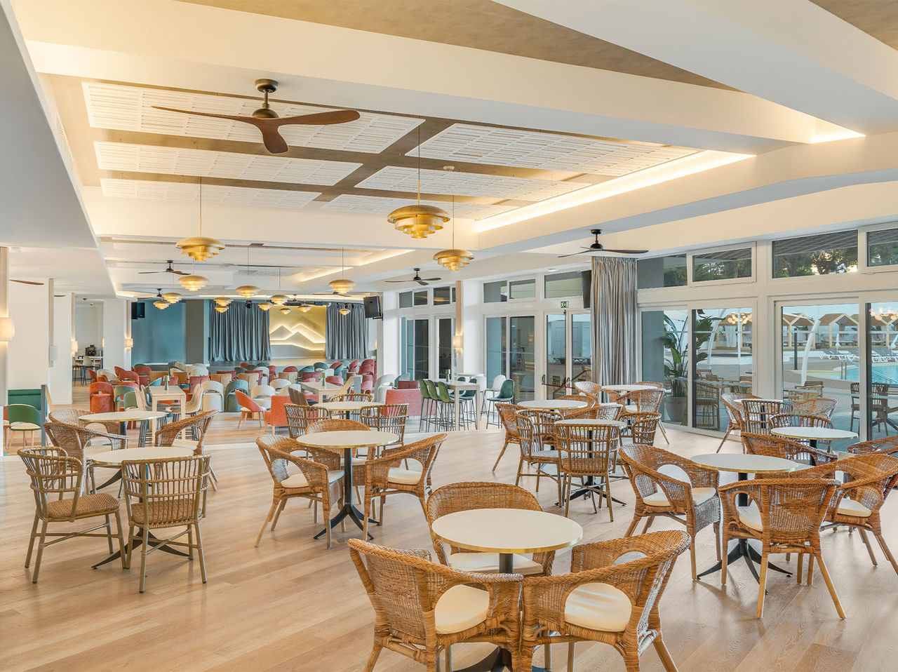 El bar Coral, del Hotel Todo Incluido en el Algarve, varias mesas para sentarse y beber una bebida fresca