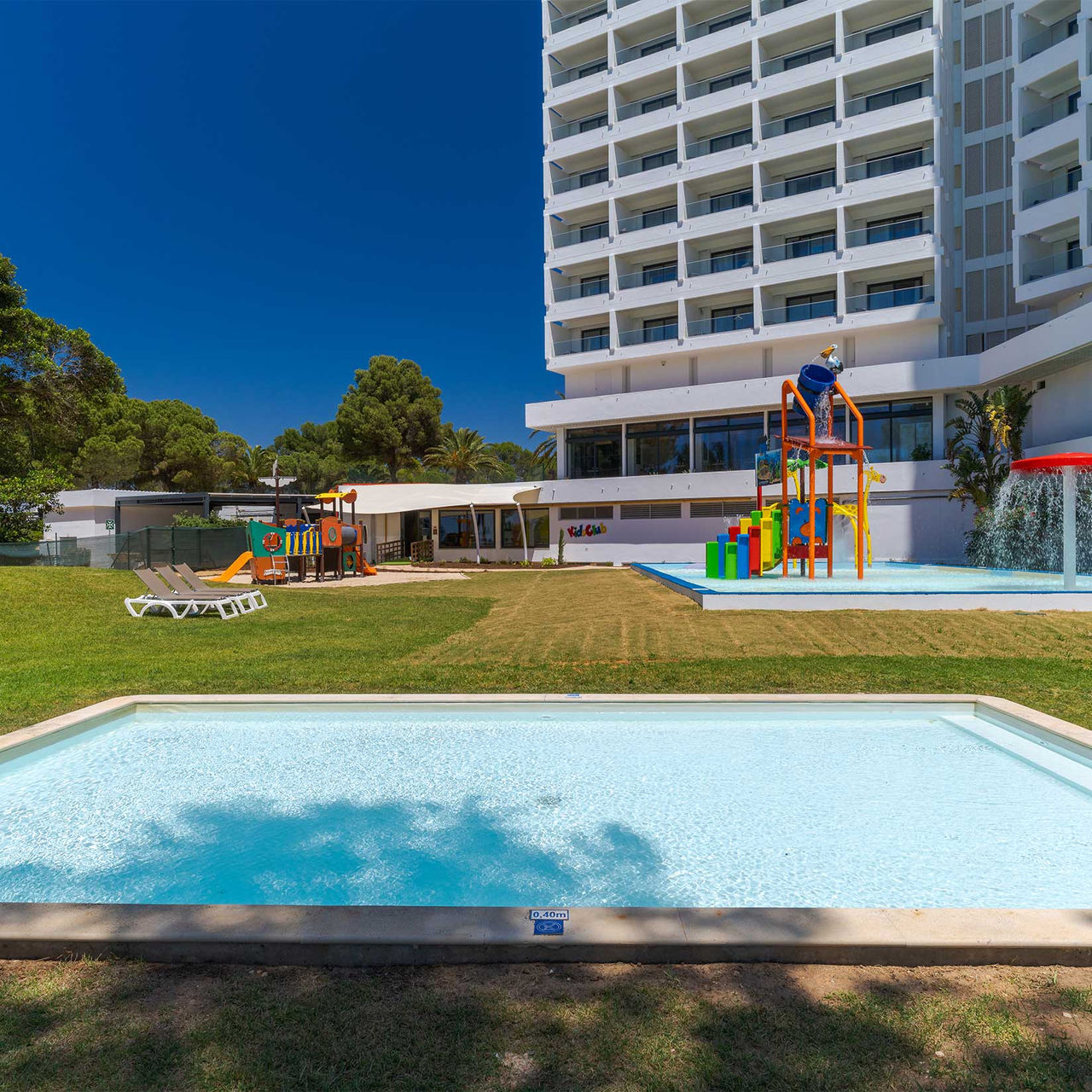 Área para niños con piscina y varios toboganes del Pestana Blue Alvor Beach, un hotel todo incluido en el Algarve
