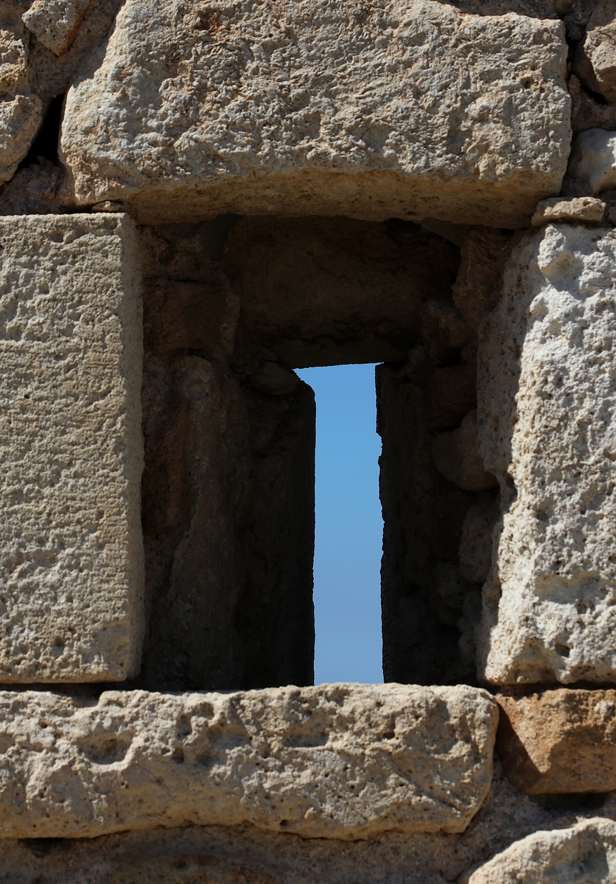 Piedras del Castillo de Sagres, en el Algarve, que revelan una rica historia con el cielo azul al fondo