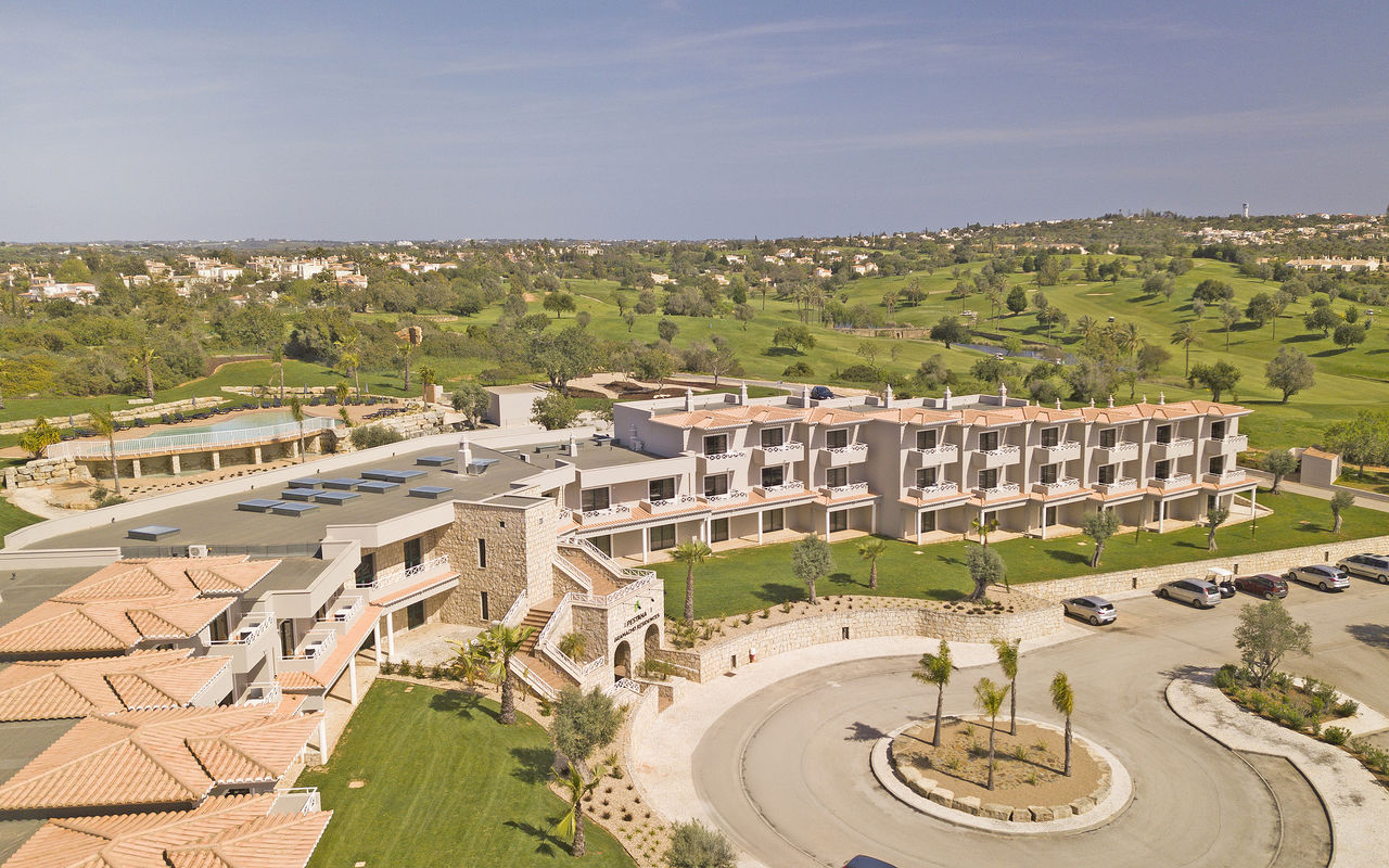 Vista exterior del edificio de Pestana Gramacho Residences, un hotel de 4 estrellas para familias en el Algarve