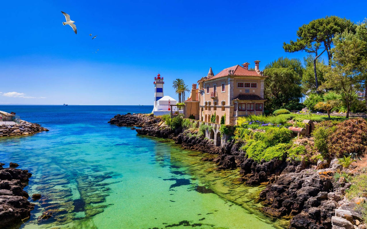 Descubra hoteles en Cascais y explore el famoso faro de Santa Marta