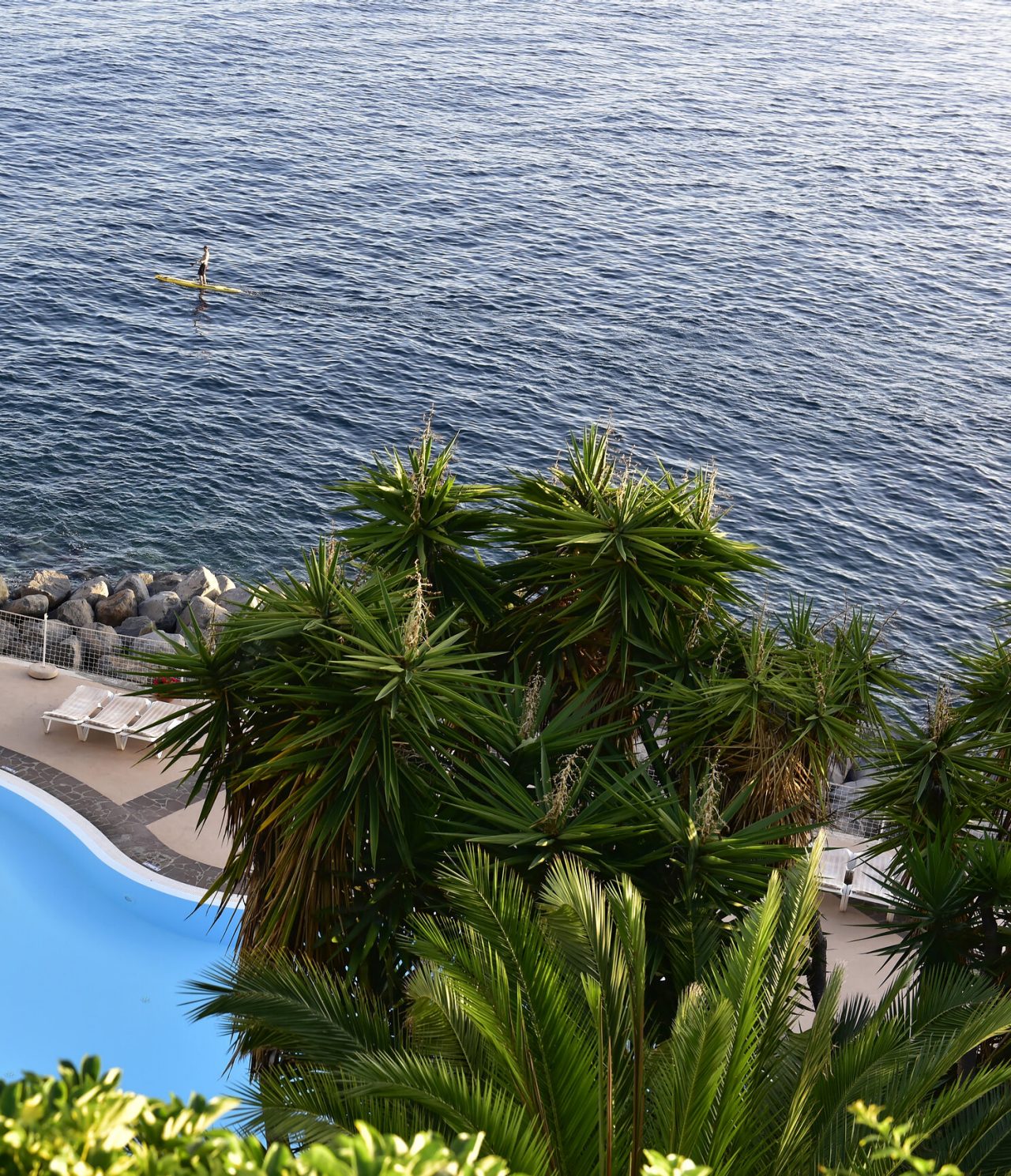 El bar de la piscina, del Hotel con acceso al mar en Funchal, tiene una piscina con vista al mar