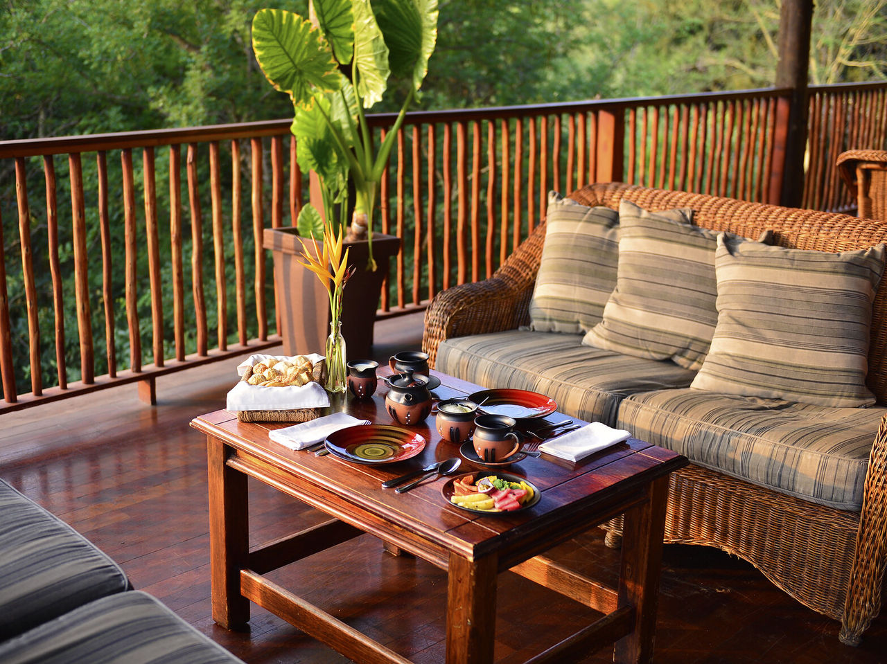 O bar Eshonalanga, do Hotel 4 Estrelas no Kruger Park, serve snacks e bebidas ao ar livre, com vista para o jardim