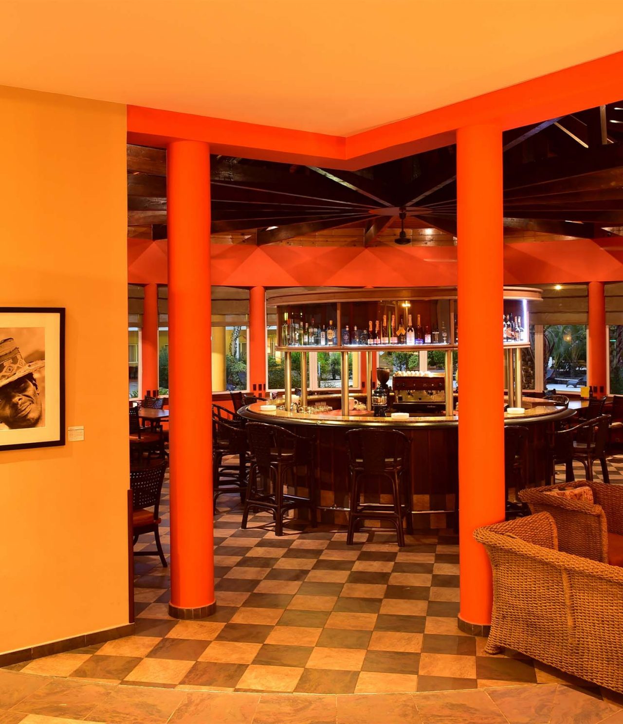 O Bar Ilhéu, do Hotel 4 Estrelas em Cabo Verde, tem um bar em círculo com balcão à volta