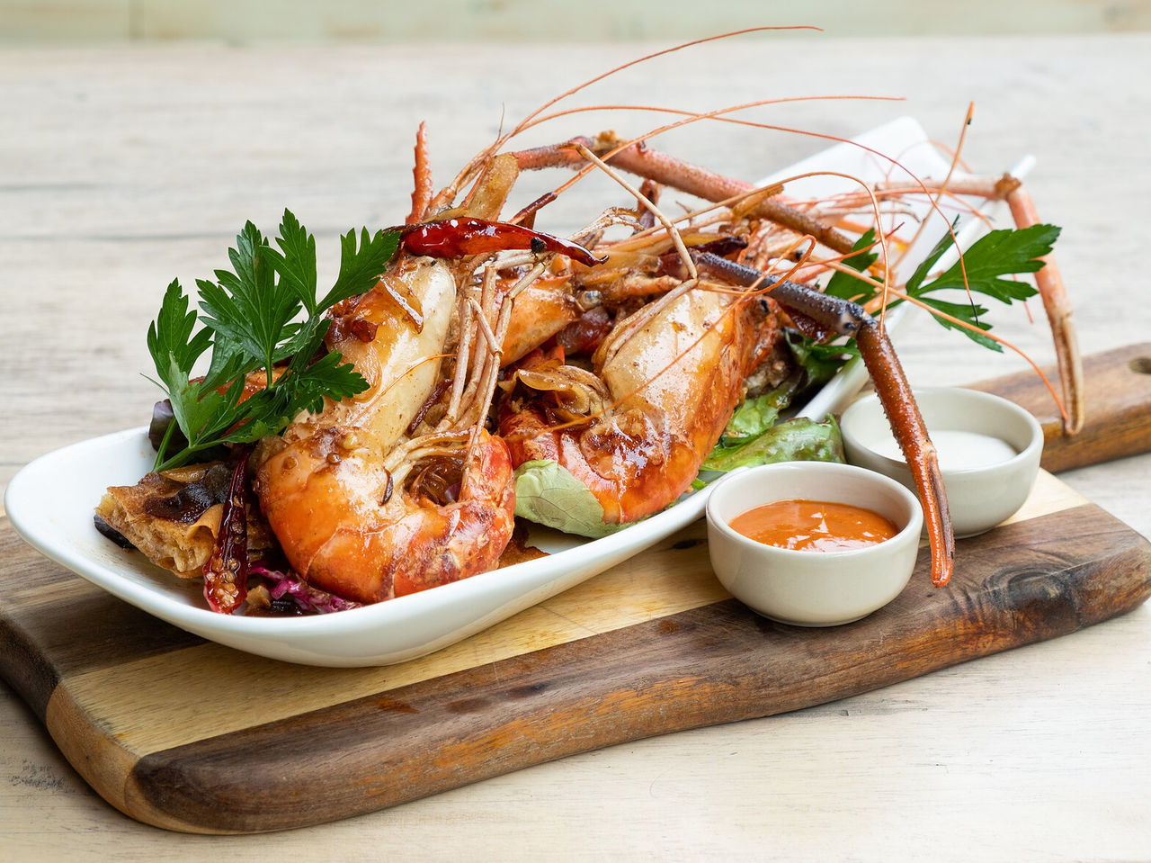 Prato com marisco, gastronomia típica de São Tomé, temperado com ervas e acompanhado com molhos