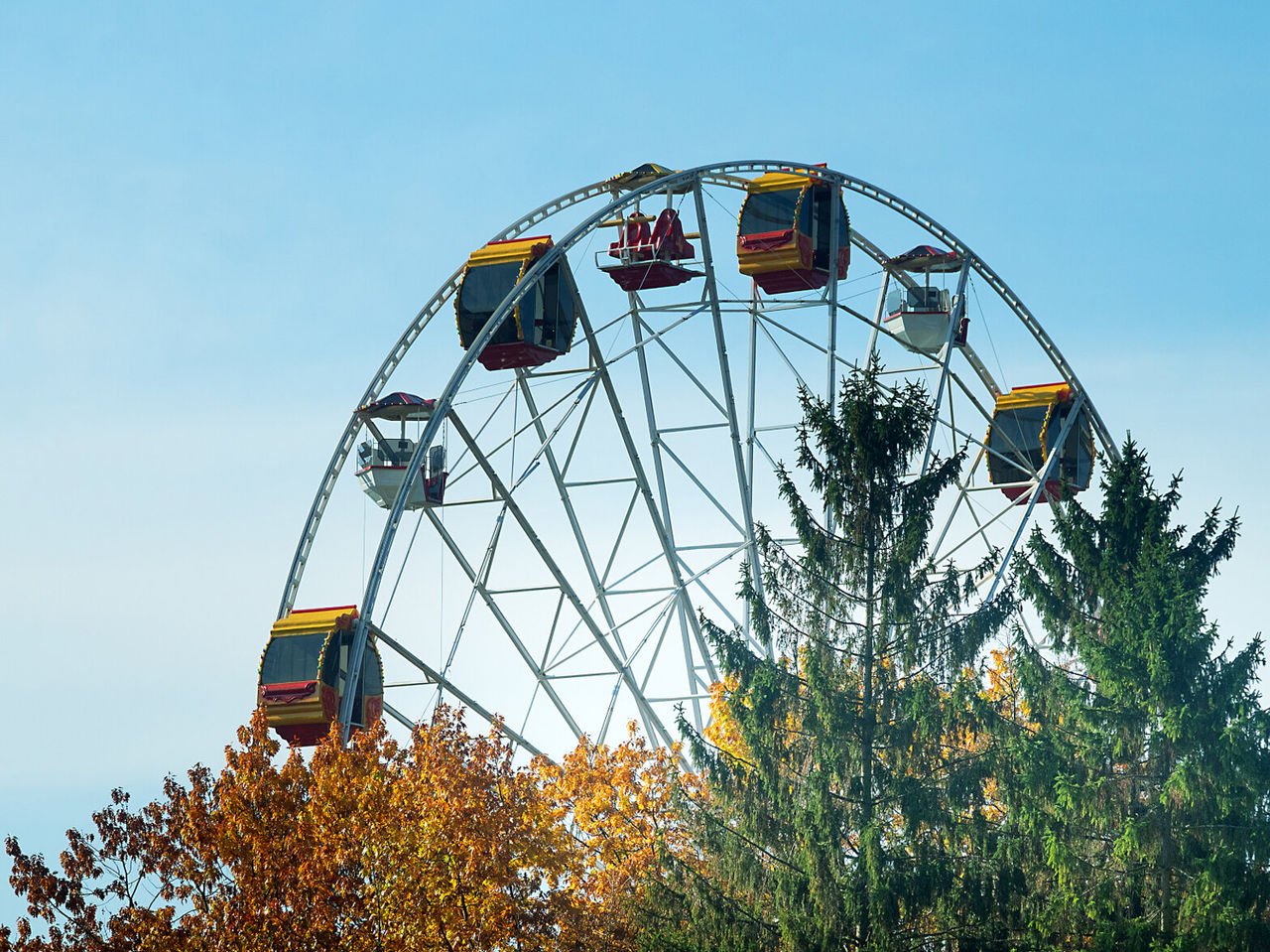 Roda gigante com cabines coloridas que proporciona uma vista panorâmica do parque de diversões e da cidade de orlando