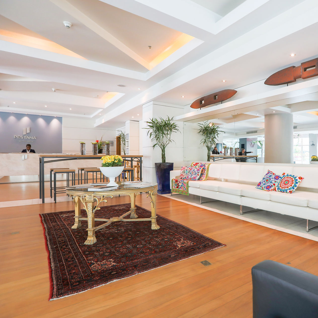 Lobby e receção do hotel Pestana Curitiba no centro da cidade, no Brasil