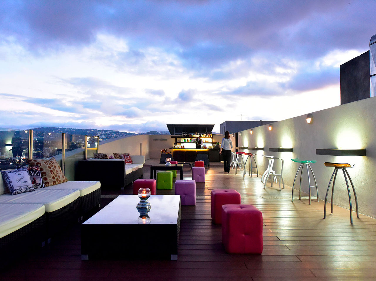 O bar Lounge Vip 19, do Hotel em Caracas, tem um rooftop com sofás, combina luxo e conforto e tem bebidas disponíveis