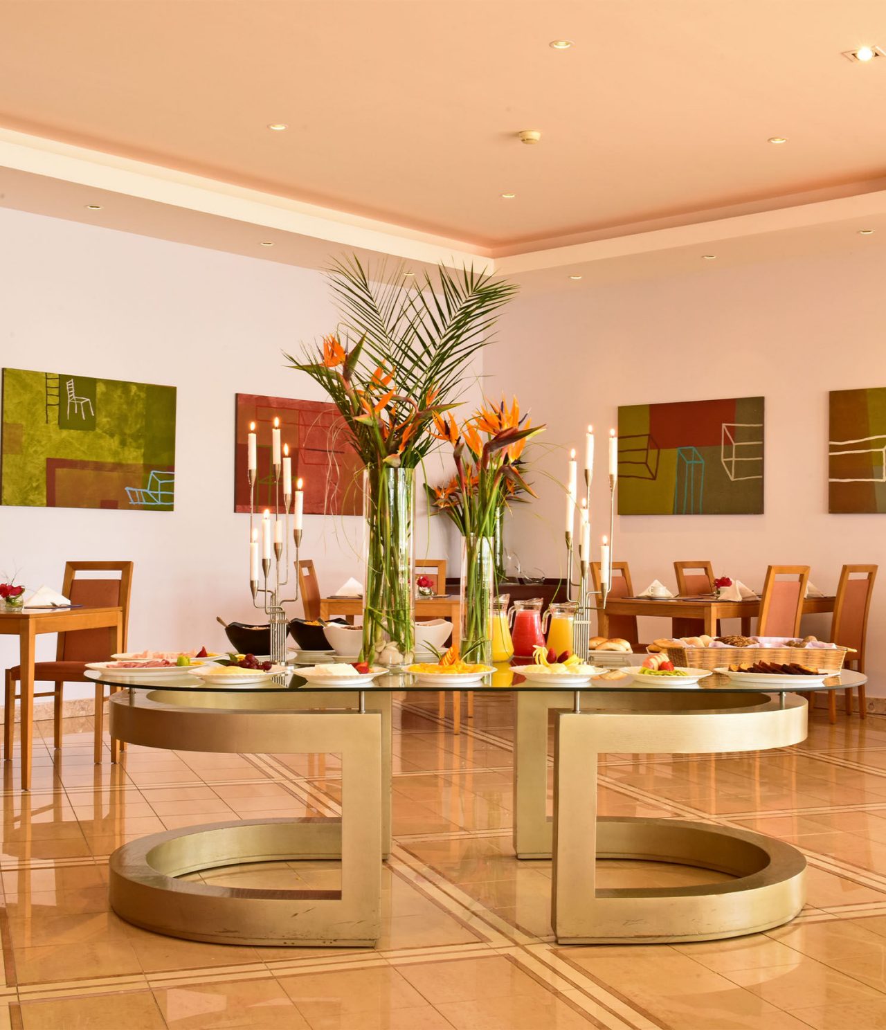 O restaurante A Adega, do Aparthotel no Algarve, tem uma mesa central com várias opções de pequeno-almoço como fruta e pão