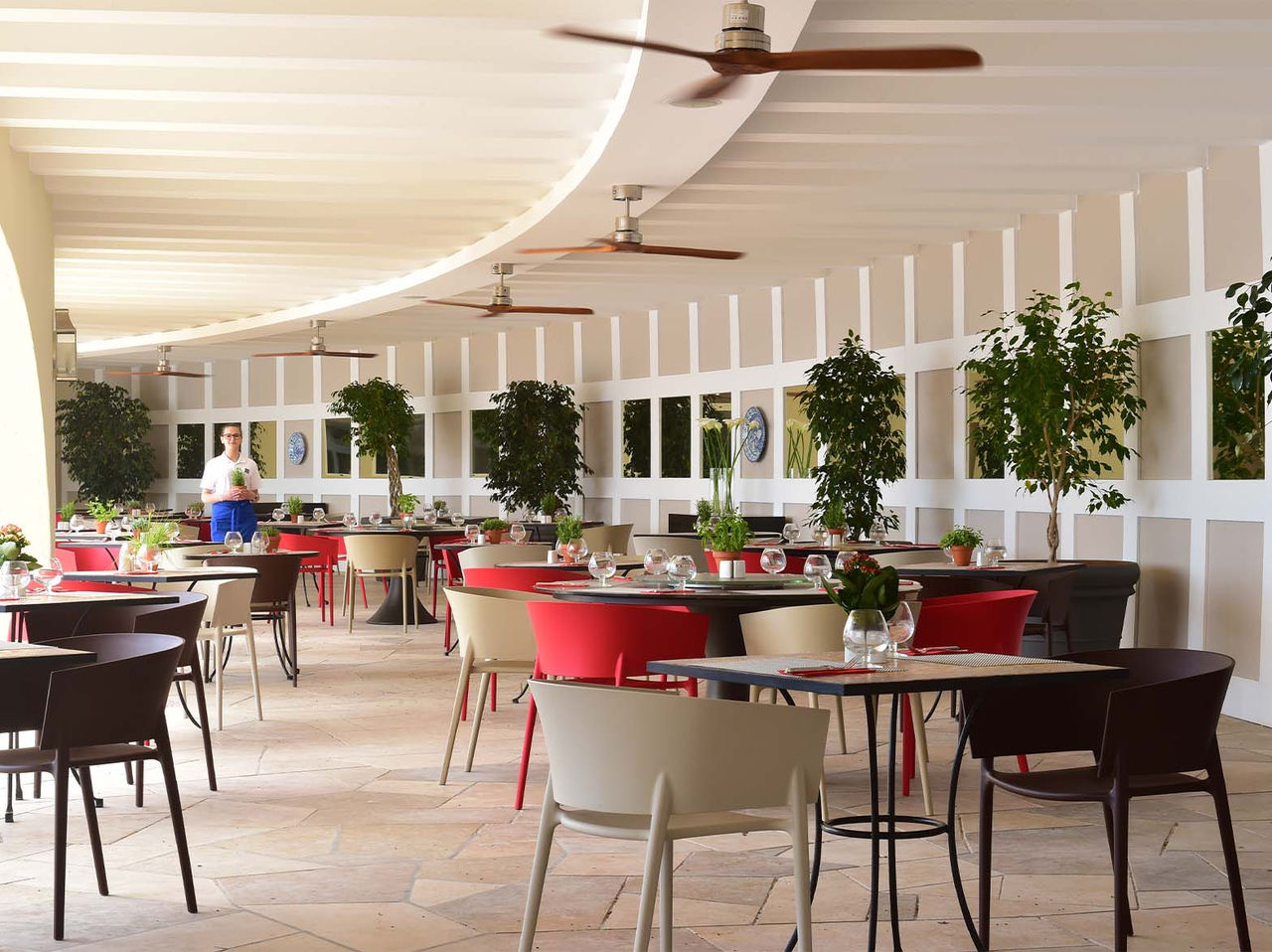 O bar Oceano, do Hotel 5 Estrelas no Algarve, com esplanada no exterior com pequenas árvores e cadeiras coloridas