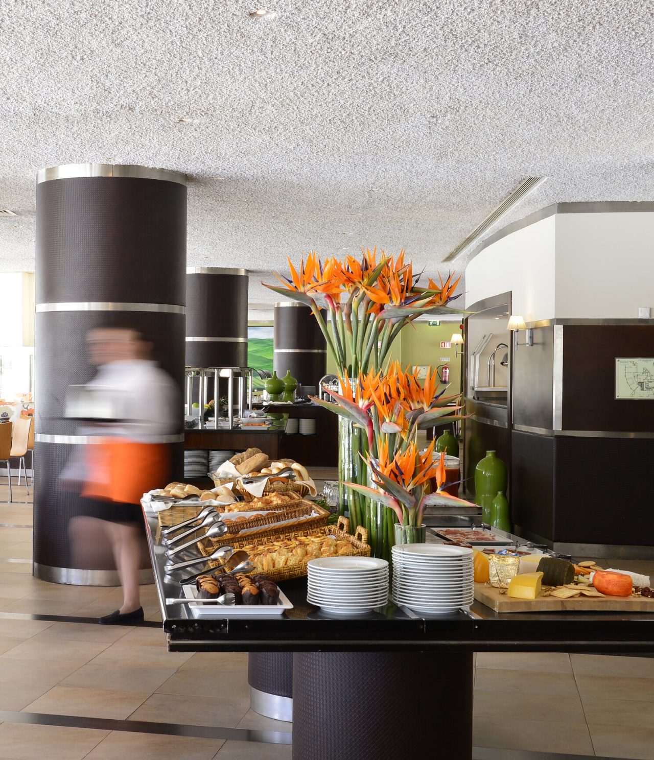O restaurante Green Pines, do Hotel 5 Estrelas em Vilamoura, serve pequeno-almoço buffet e tem várias mesas para os clientes