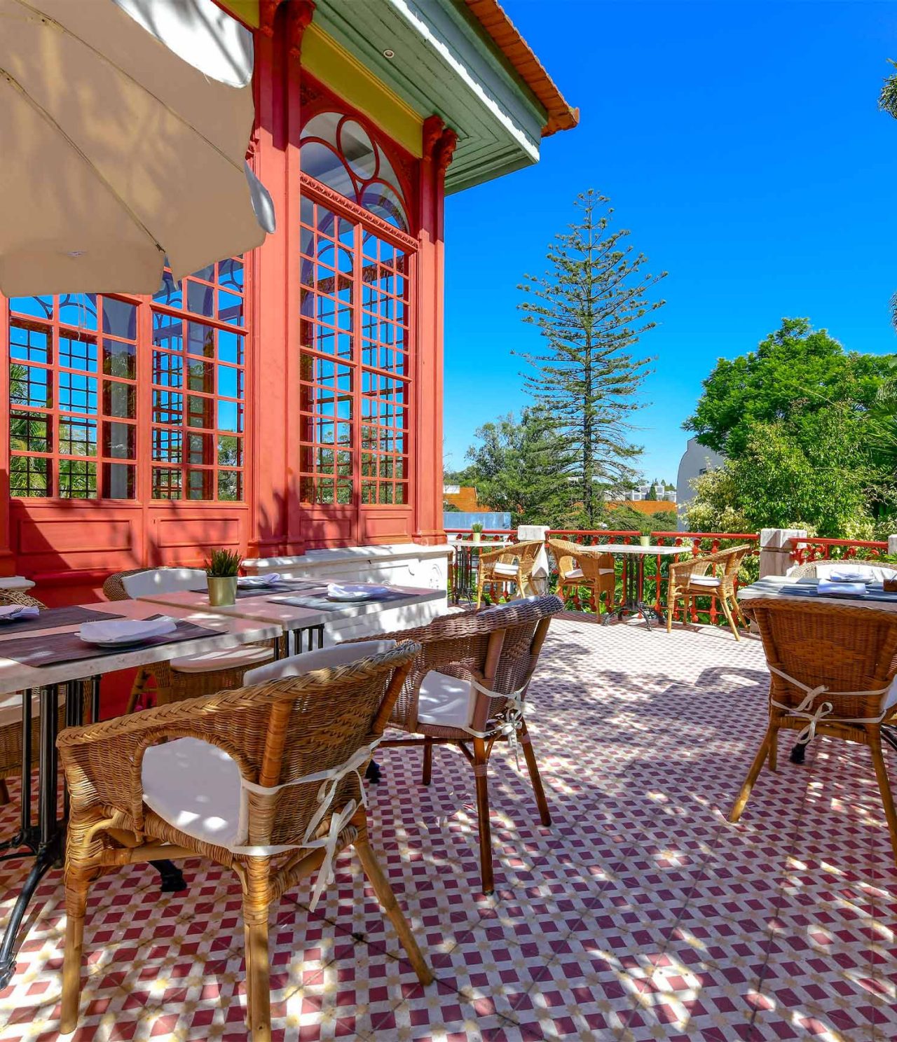 O restaurante Casa do Lago, do Hotel 5 Estrelas, Monumento Nacional, tem uma esplanada com mesas e cadeiras com vista