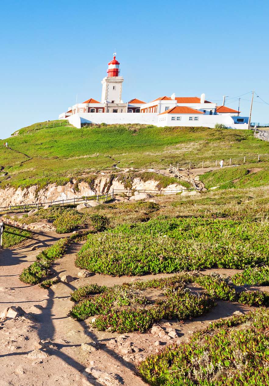 No Cabo da Roca, no Parque Nacional de Sintra-Cascais, pode percorrer os trilhos e ver a vista panorâmica sobre o Atlântico