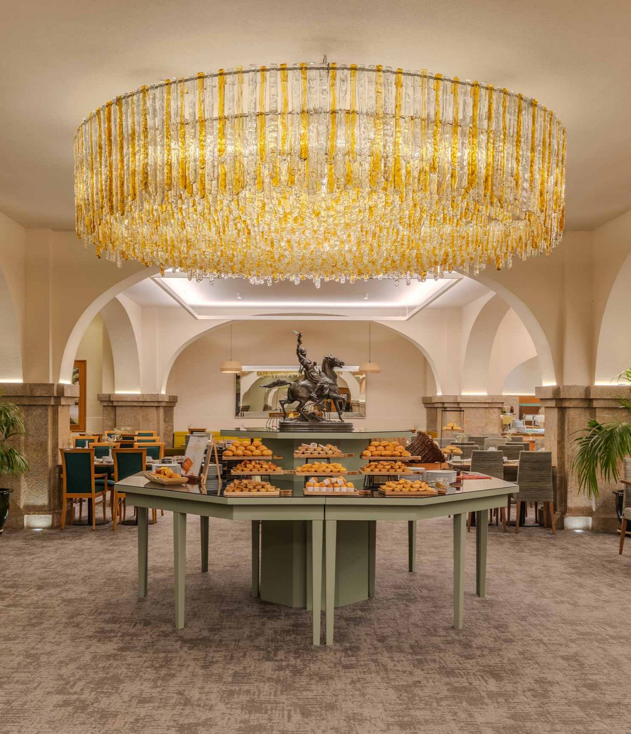 Restaurante do Pestana Carlton Madeira Hotel 5 Estrelas na Madeira com buffet elegante sob lustre dourado