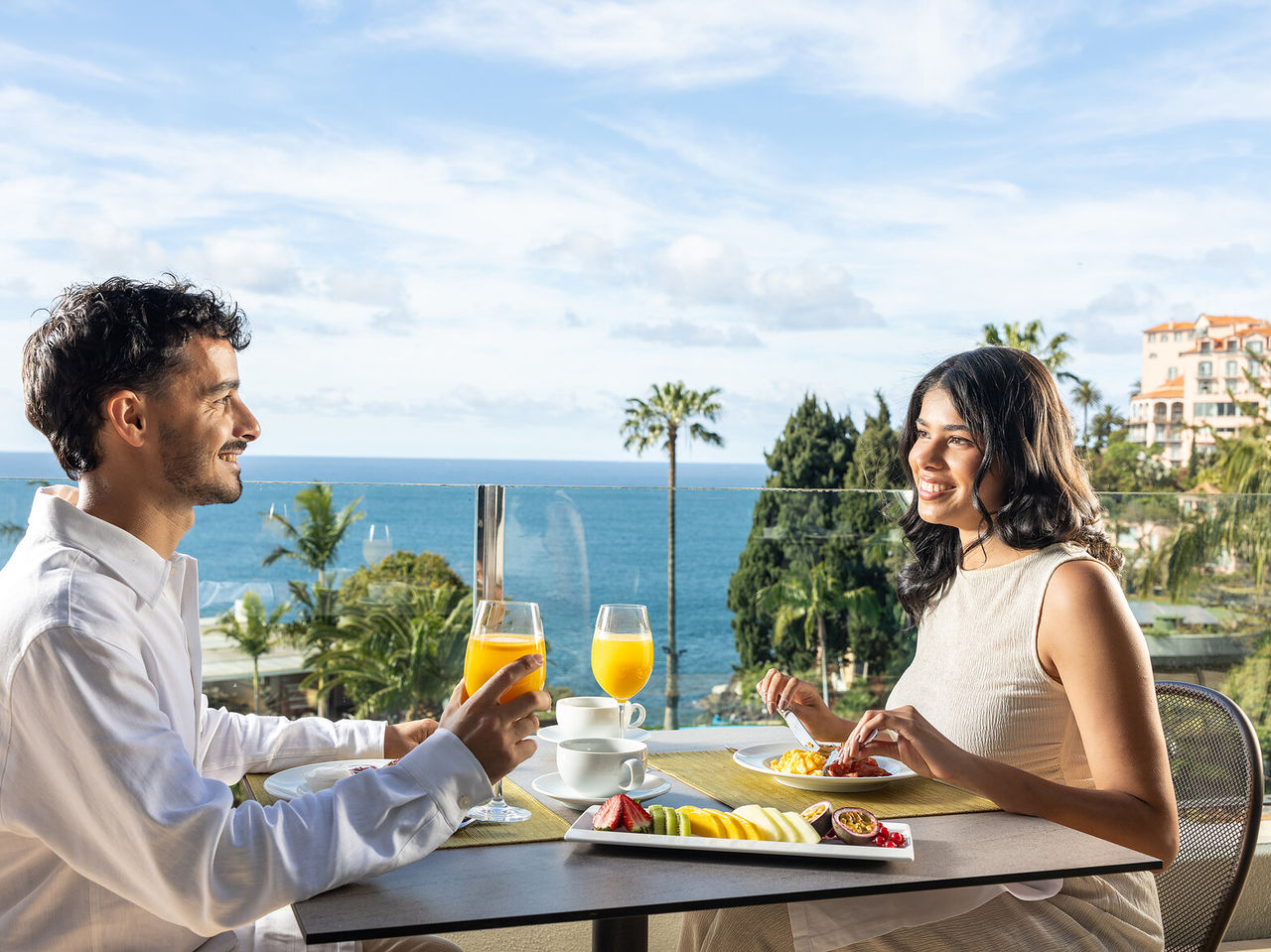 Restaurante do Pestana Carlton Madeira Hotel 5 Estrelas na Madeira com casal tomando café diante do mar