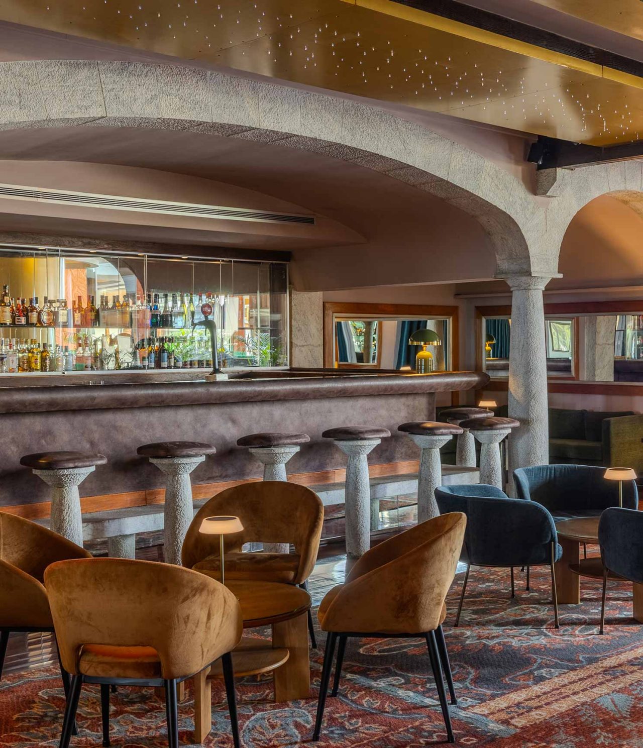 Bar do Pestana Carlton Madeira, Hotel 5 Estrelas na Madeira, com balcão iluminado e mesas em lounge elegante