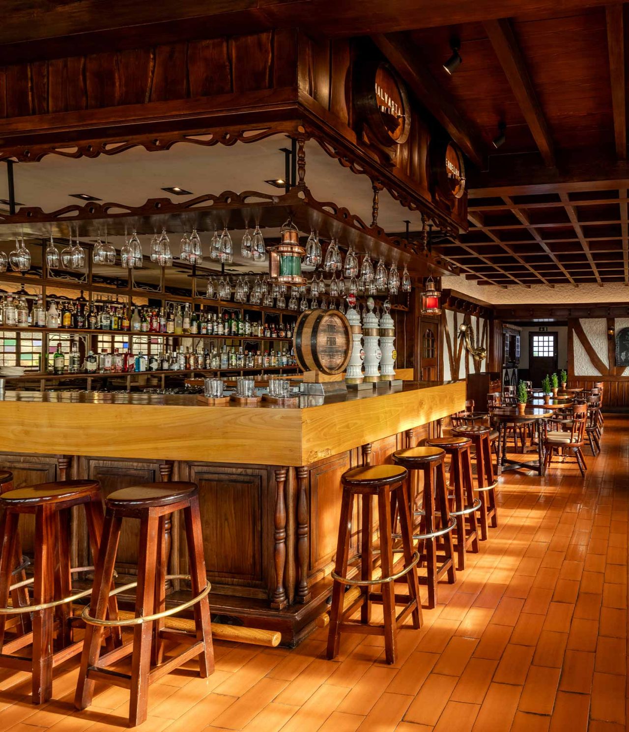 Bar do Pestana Carlton Madeira, Hotel 5 Estrelas na Madeira, com balcão de madeira e fileiras de taças