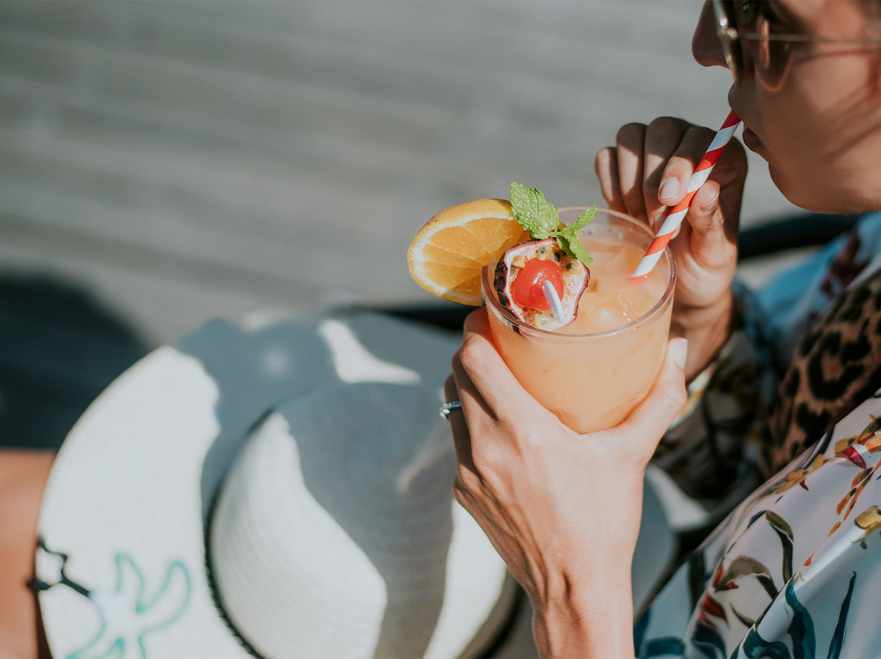 O restaurante On, do Hotel no Funchal, na Ilha da Madeira, tem um cocktail decorado com maracujá, hortelã e laranja