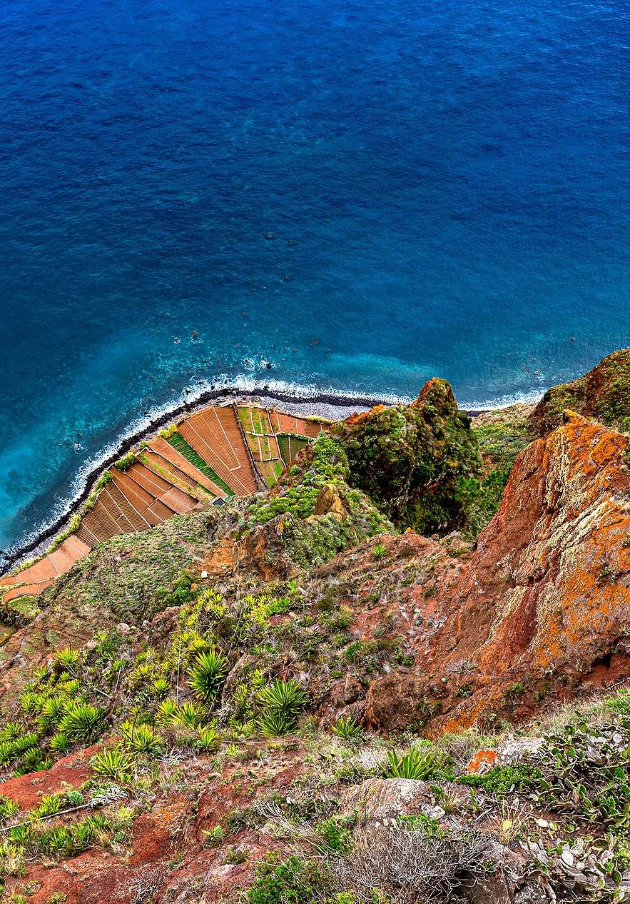 Fique no Pestana Grand e desfrute da vista aérea do Cabo Girão, com o oceano de um lado e a falésia do outro