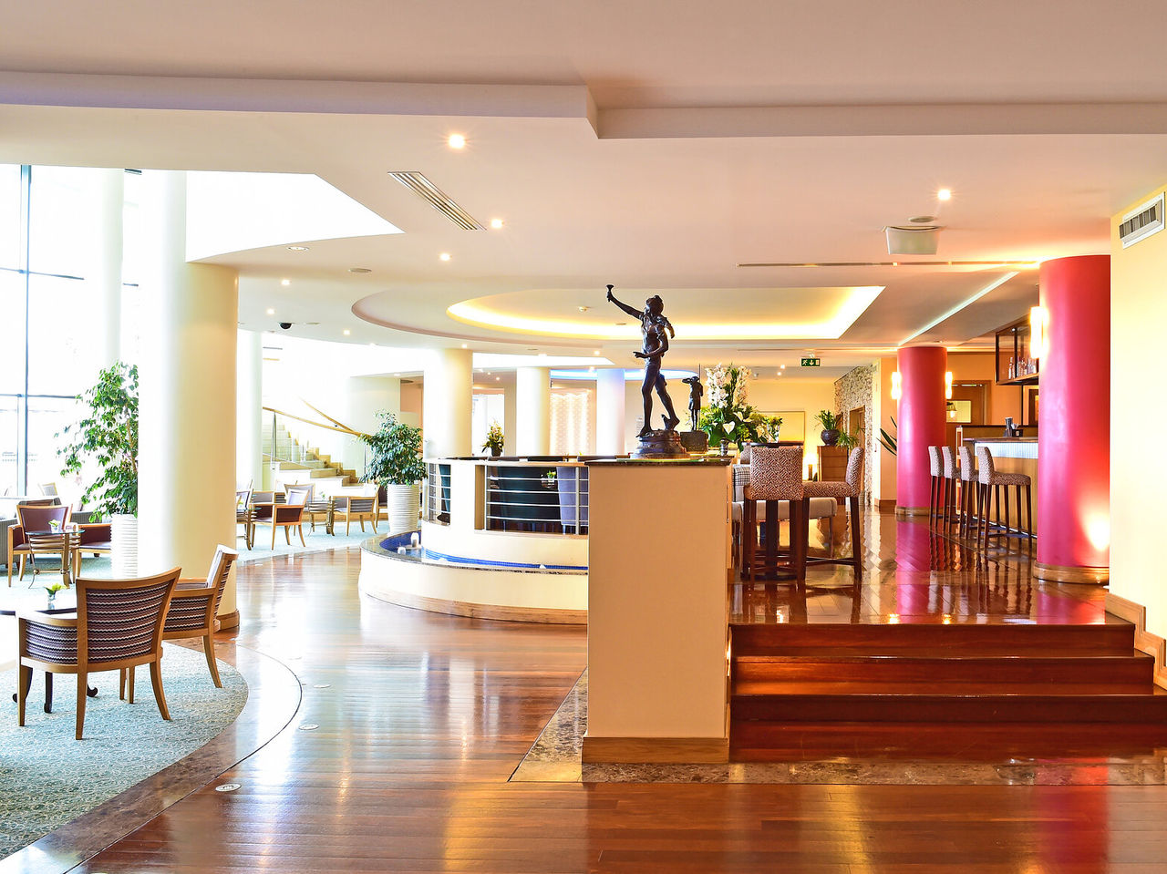 O Coast Bar, do Hotel 5 Estrelas no Funchal, na Madeira, tem um espaço com balcão com cadeiras para pedir bebidas