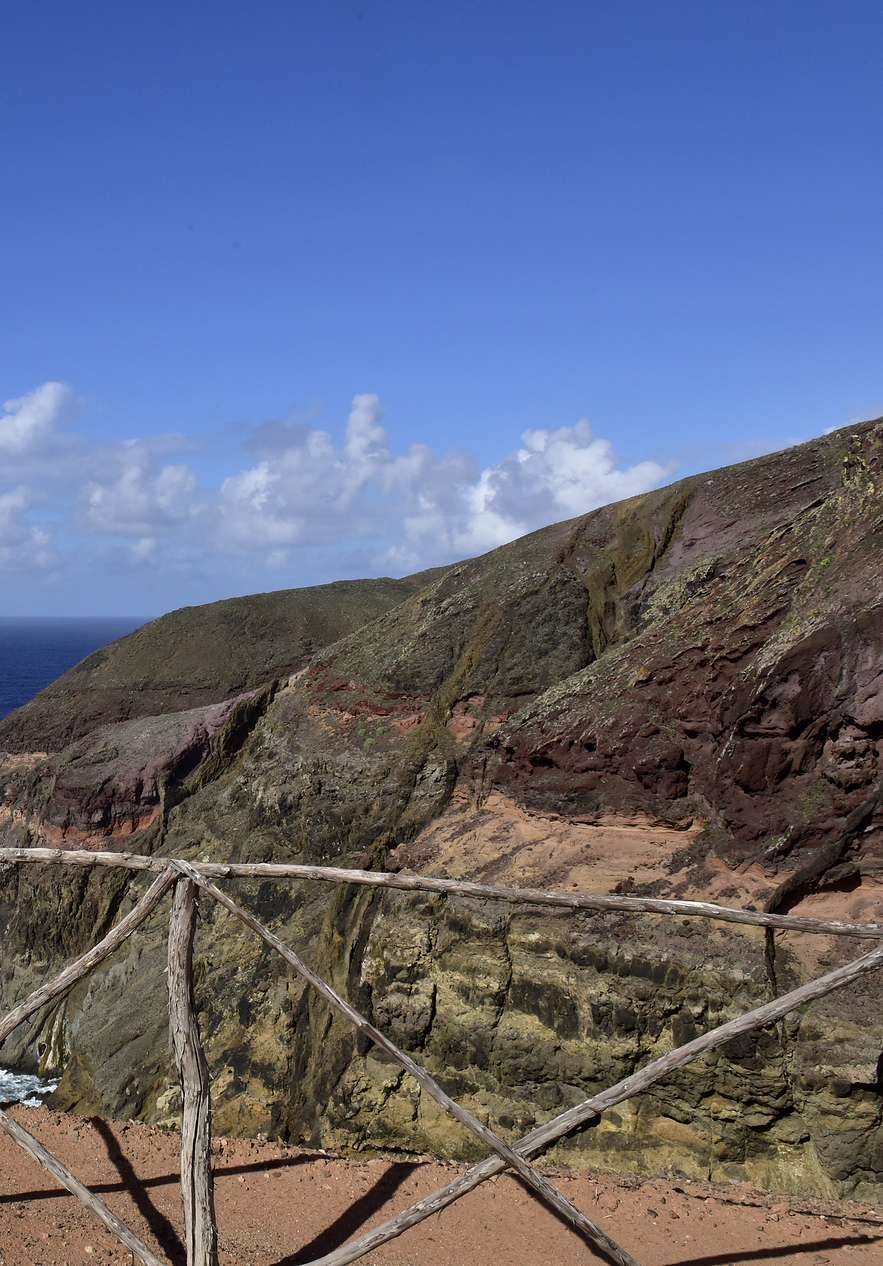 Veredas na ilha do Porto Santo, no meio da natureza da ilha, com elevações de terreno junto ao mar