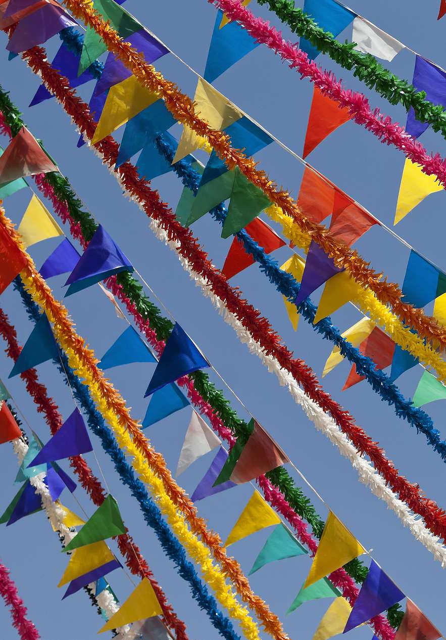 Enfeites de festa popular, coloridos e de vários formatos, pelas ruas do Porto Santo