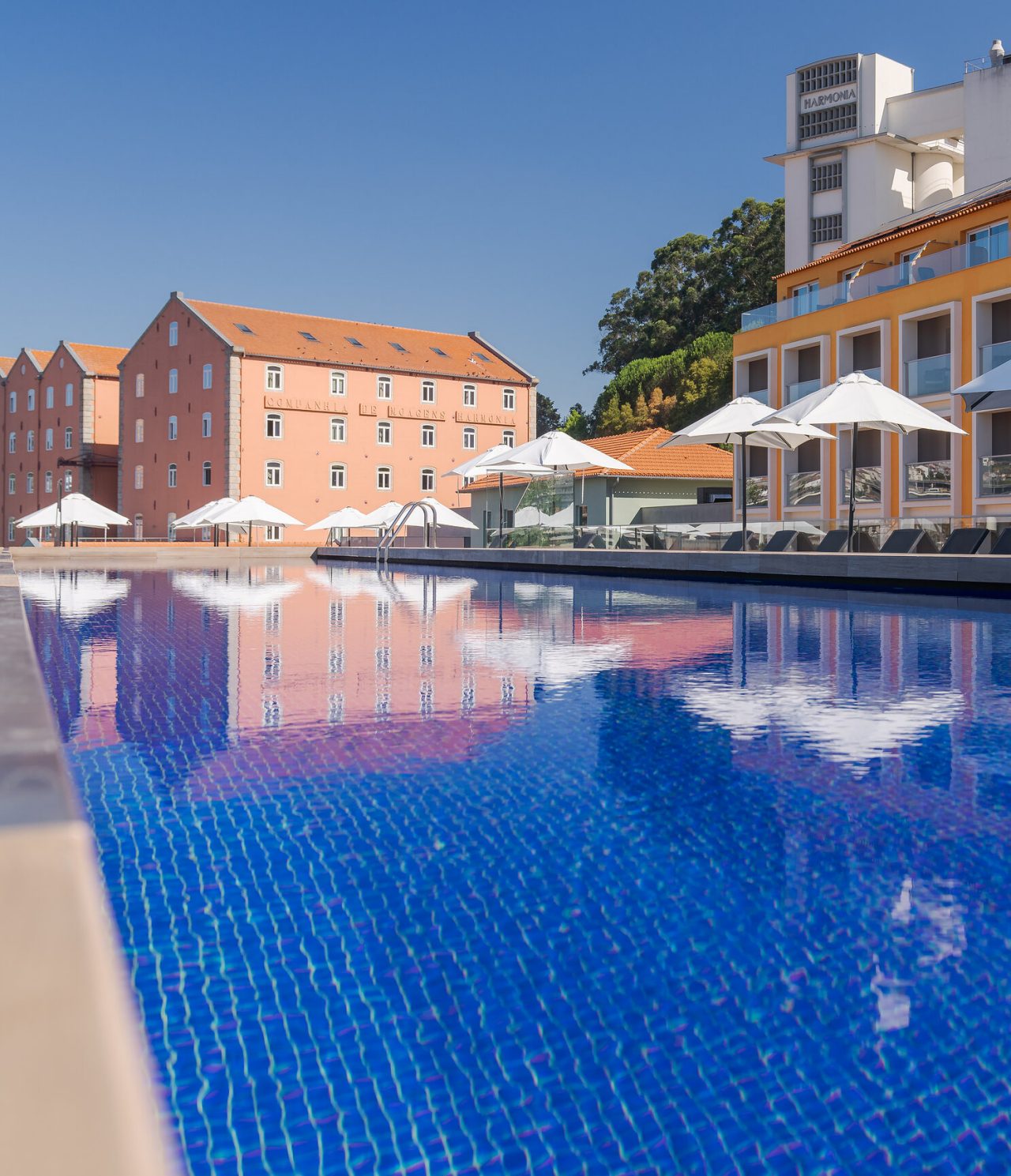 O bar The 2nd Bar, do Hotel Premium no Porto, tem espaço exterior em cima da piscina, que serve cocktails