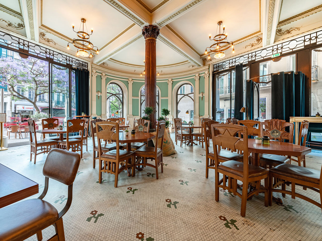 O restaurante Café histórico A Brasileira, do Hotel 5 Estrelas no Centro do Porto, é conhecido pelo café de especialidade