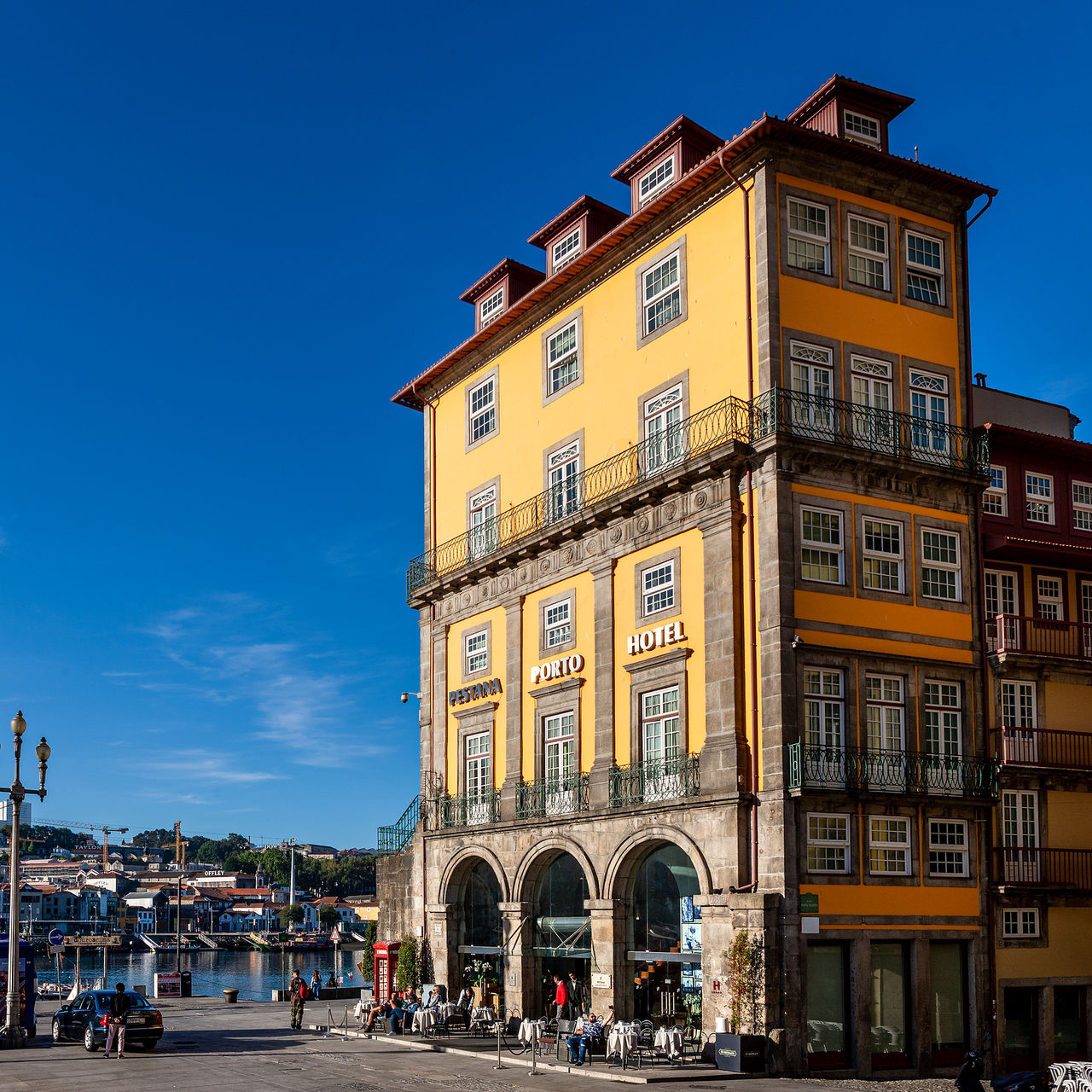 Edifício amarelo exterior, do Pestana Vintage Porto, um Hotel 5 Estrelas no Centro do Porto à beira da Ribeira