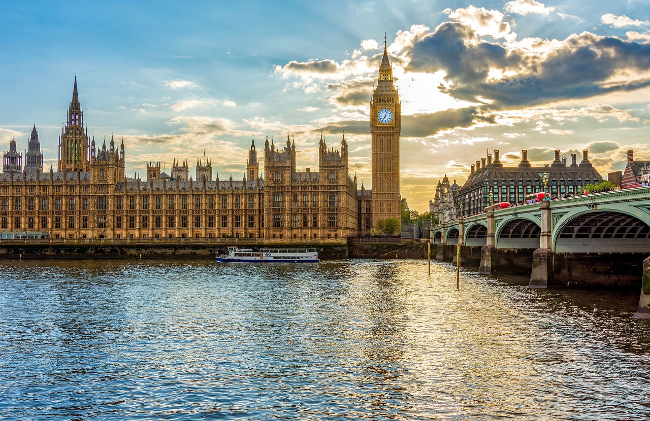 Vista panorâmica para o Palácio de Westminster, em Londres, ao lado do icónico Big Ben, e o rio Tamisa em primeiro plano