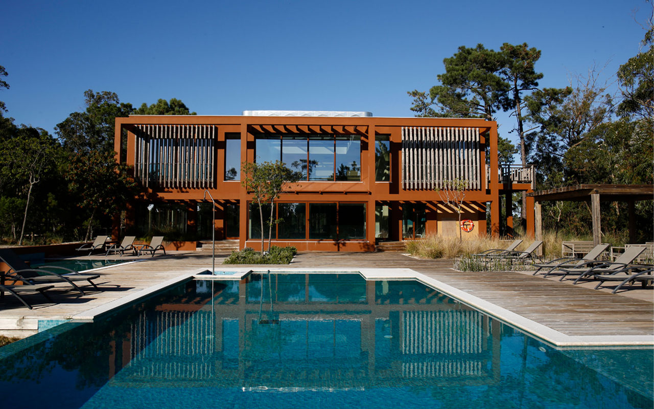 Villas com piscina exterior e espreguiçadeiras, em Eco Resort em Portugal, que pertence à marca Pestana Residences