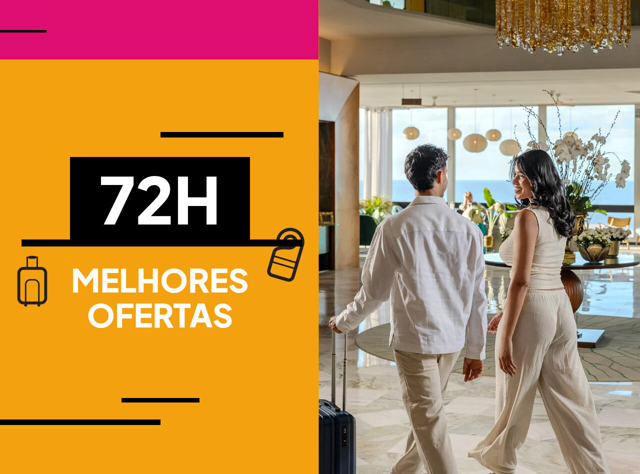 Casal com malas caminhando por lobby iluminado de hotel ao lado de banner amarelo com oferta de 72 horas