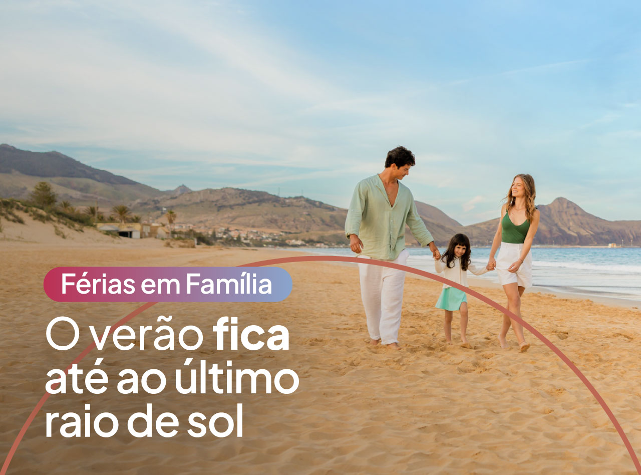 Família caminha de mãos dadas na praia ao entardecer com montanhas ao fundo e texto promocional de férias