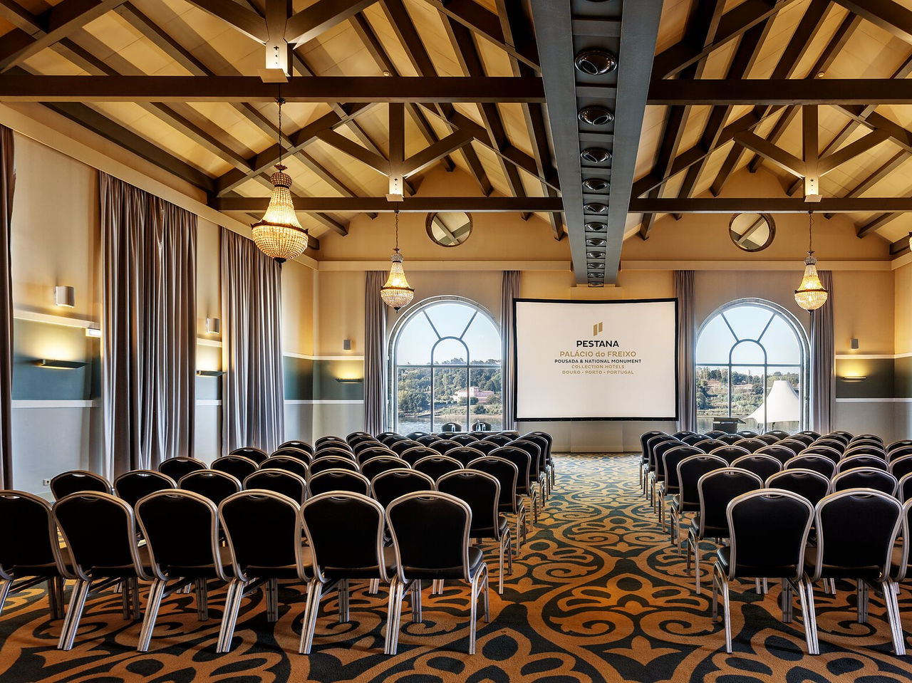Realize as suas reuniões ou conferências no Pestana Hotel Group, com salas amplas, com decoração elegante e vista incrível