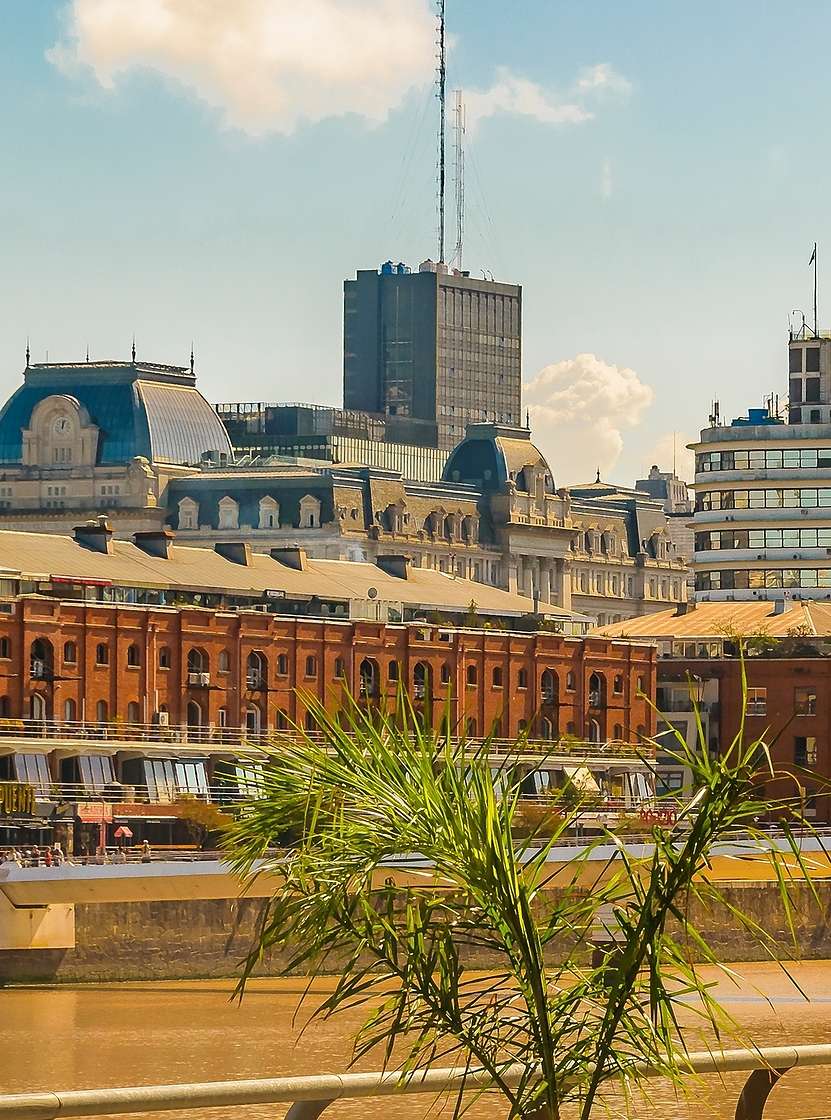 Stadtlandschaft von Buenos Aires mit dem Hafenviertel Puerto Madero, hohen Gebäuden und dem Río de la Plata